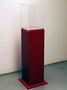 Colonna in legno laccato rosso con teca in plexiglass e base specchiata